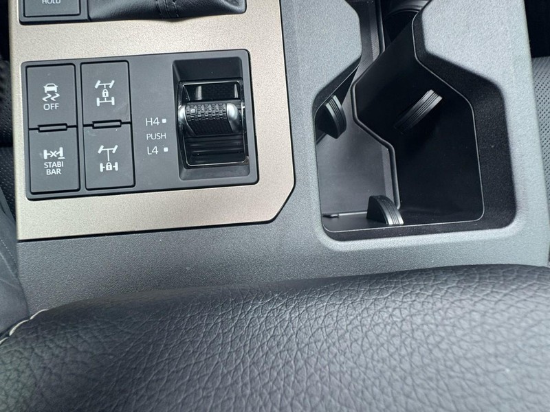 Toyota Land Cruiser Vehicle Image 27