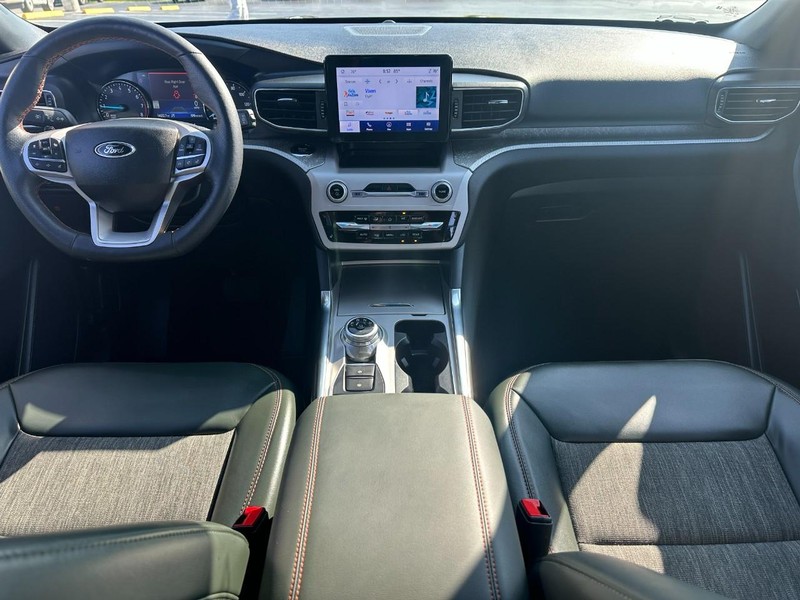 Ford Explorer Vehicle Image 14