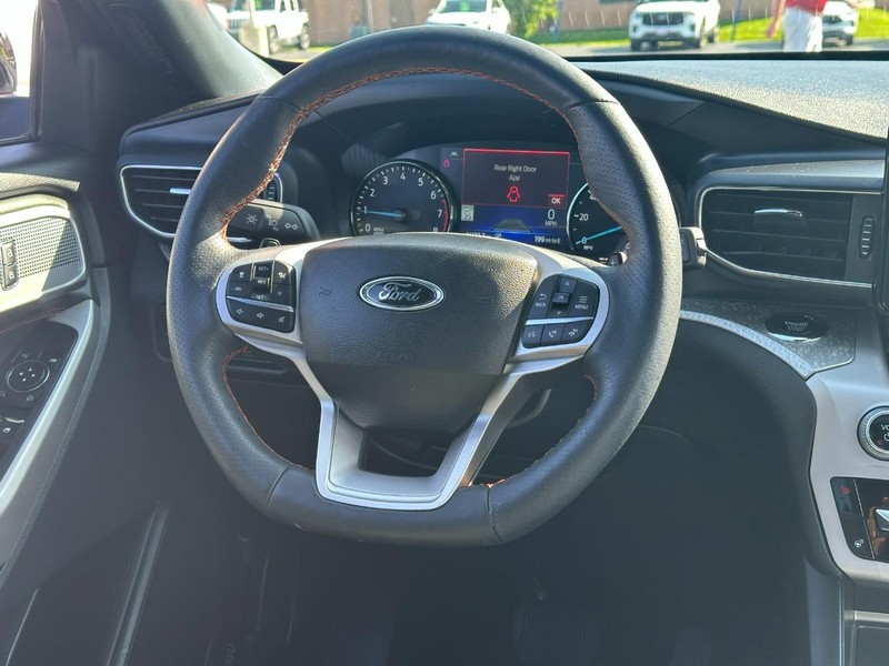 Ford Explorer Vehicle Image 15
