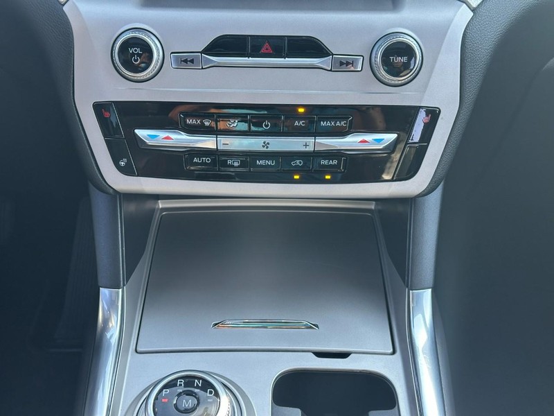 Ford Explorer Vehicle Image 17