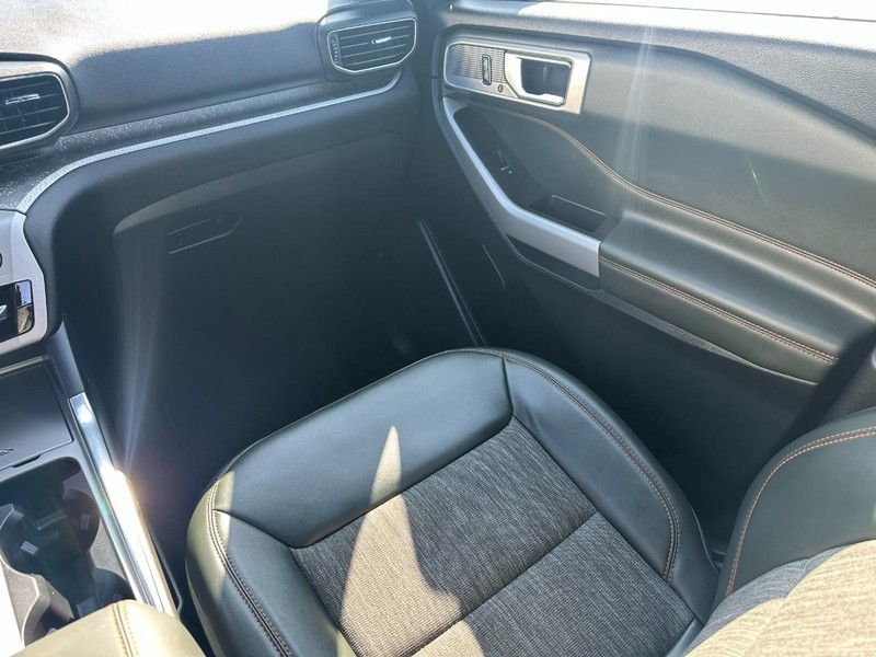 Ford Explorer Vehicle Image 18