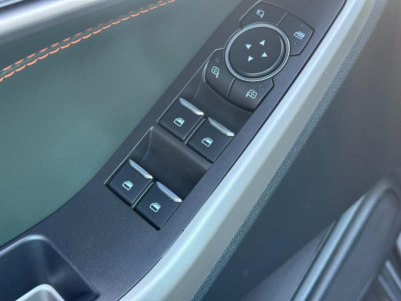 Ford Explorer Vehicle Image 19