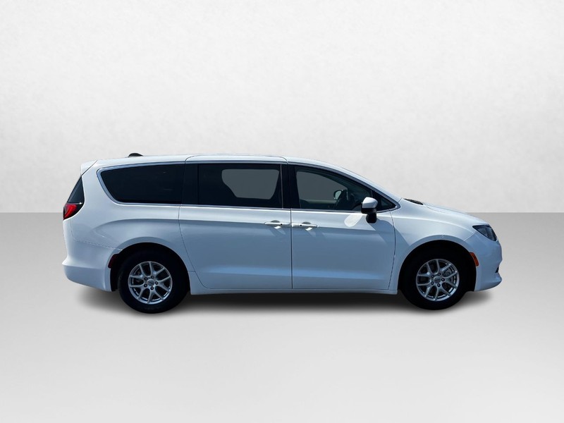 Chrysler Voyager Vehicle Image 02