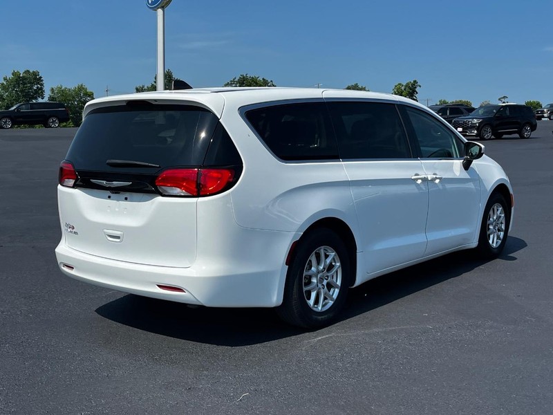 Chrysler Voyager Vehicle Image 03