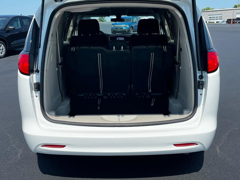 Chrysler Voyager Vehicle Image 05