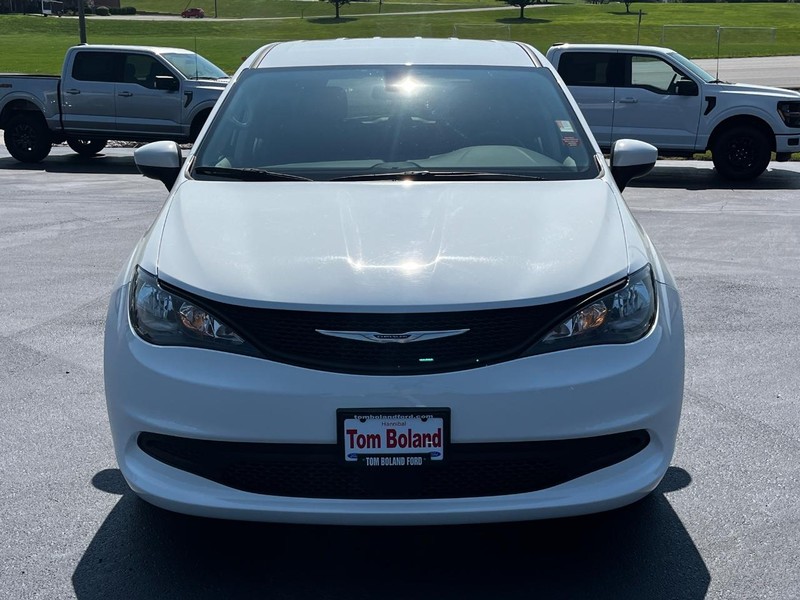 Chrysler Voyager Vehicle Image 09