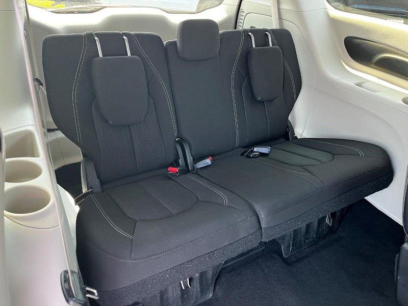 Chrysler Voyager Vehicle Image 11