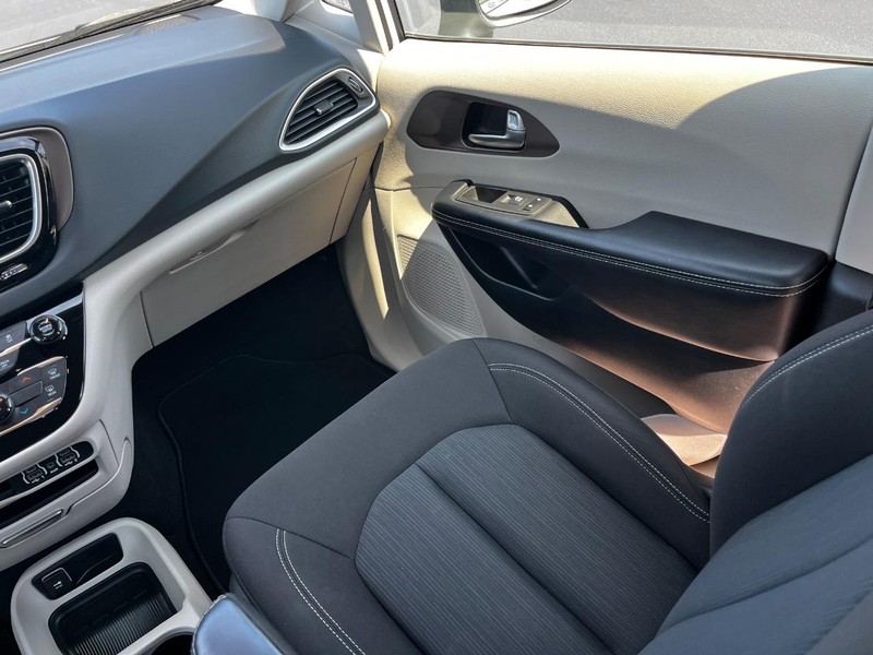 Chrysler Voyager Vehicle Image 15