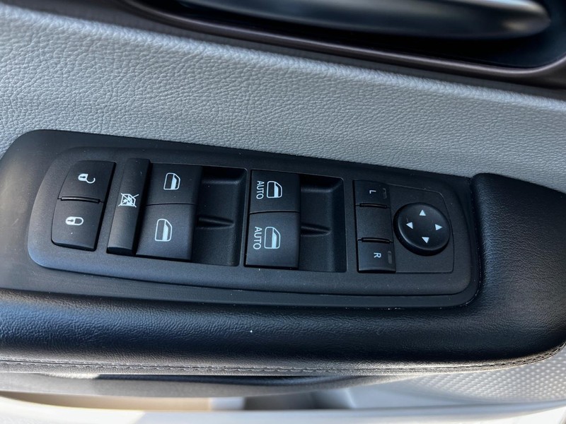 Chrysler Voyager Vehicle Image 16