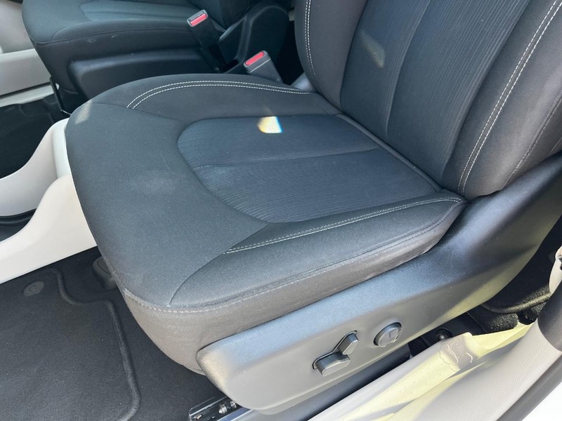Chrysler Voyager Vehicle Image 17