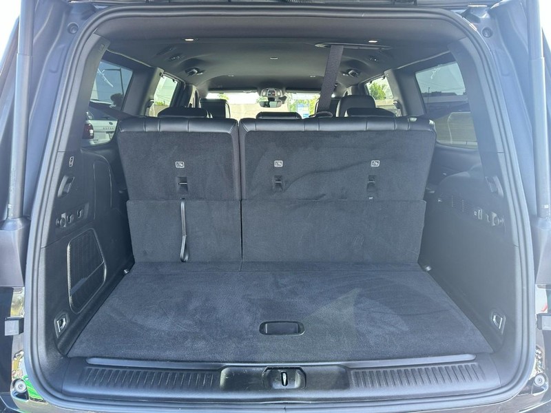 Jeep Wagoneer Vehicle Image 05
