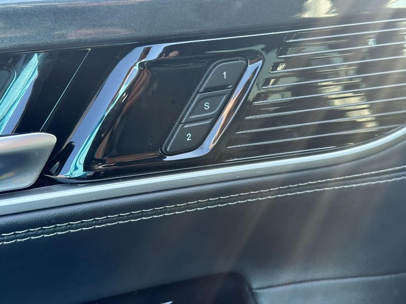 Jeep Wagoneer Vehicle Image 19