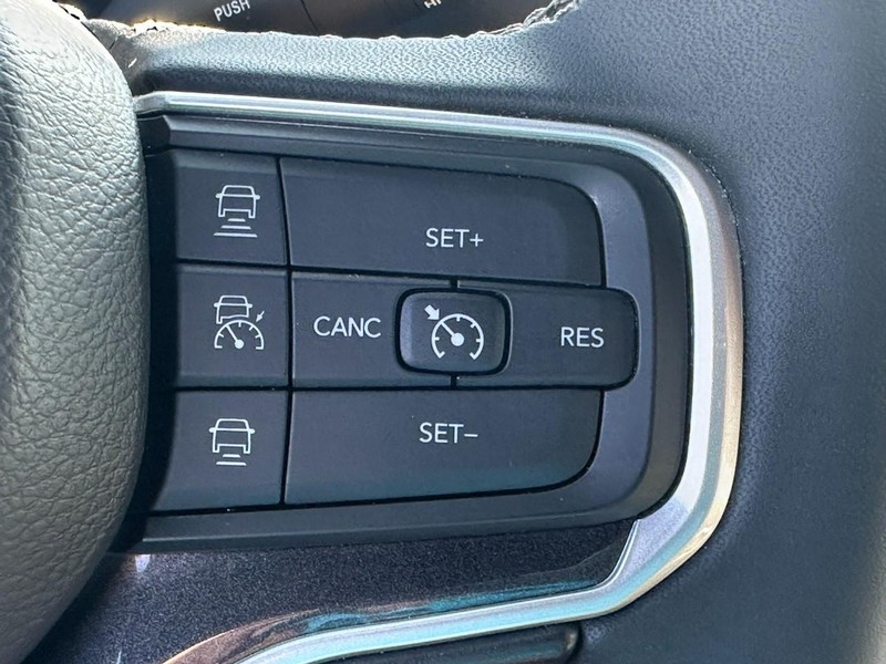 Jeep Wagoneer Vehicle Image 22
