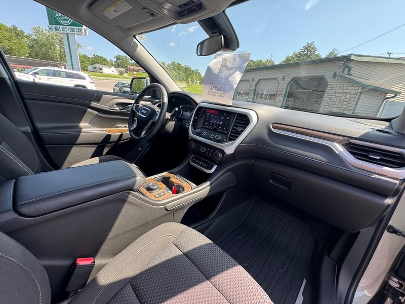 GMC Acadia Vehicle Image 17