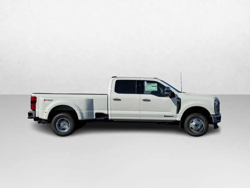 Ford Super Duty F-350 DRW Vehicle Image 02
