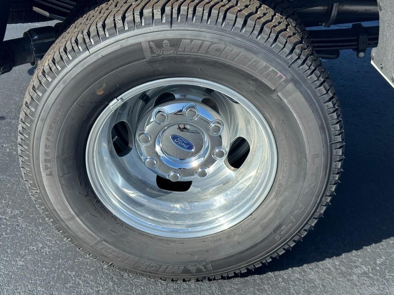 Ford Super Duty F-350 DRW Vehicle Image 05