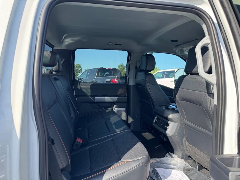 Ford Super Duty F-350 DRW Vehicle Image 06