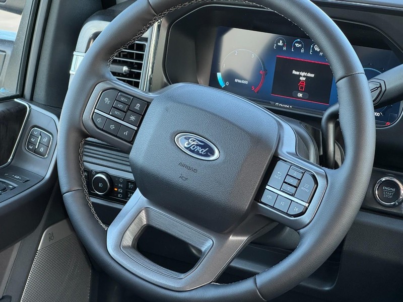 Ford Super Duty F-350 DRW Vehicle Image 08