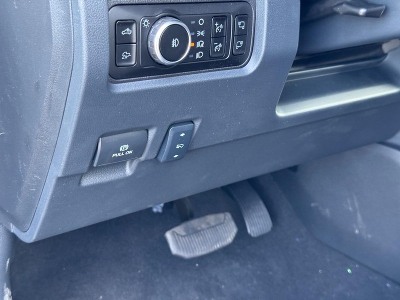 Ford Super Duty F-350 DRW Vehicle Image 15