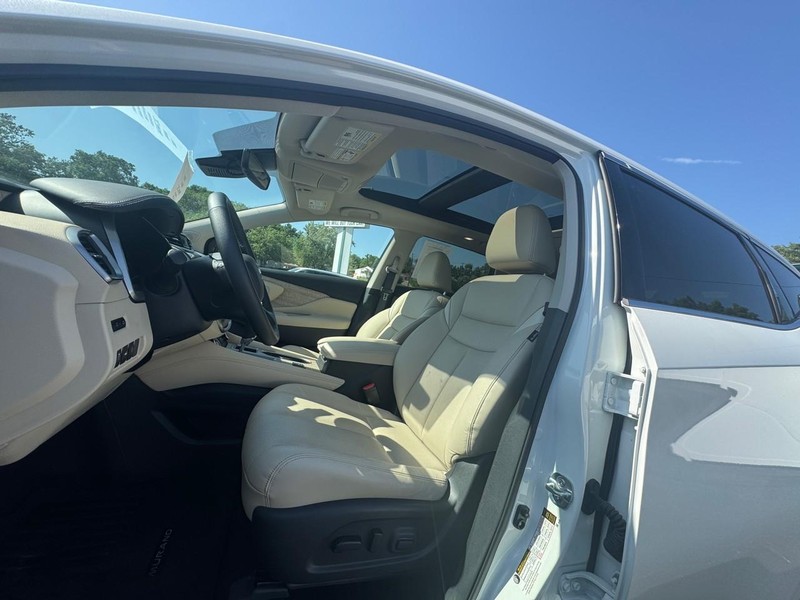 Nissan Murano Vehicle Image 11