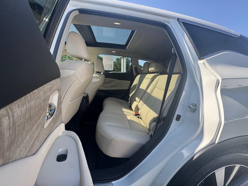 Nissan Murano Vehicle Image 12