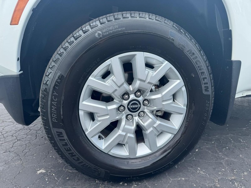 Nissan Frontier Vehicle Image 09