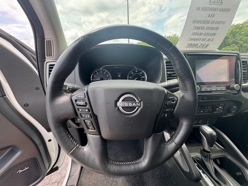 Nissan Frontier Vehicle Image 11