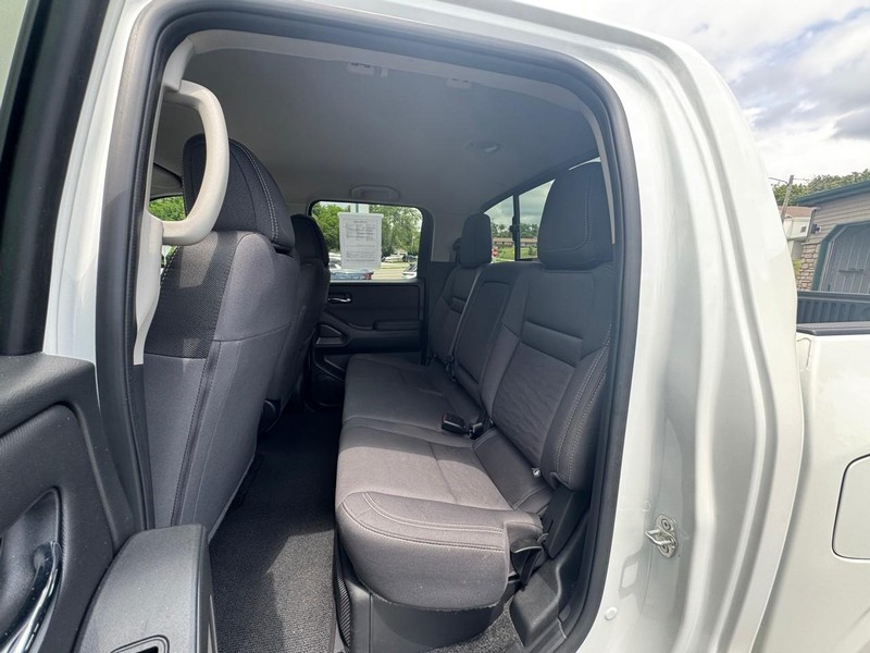 Nissan Frontier Vehicle Image 24