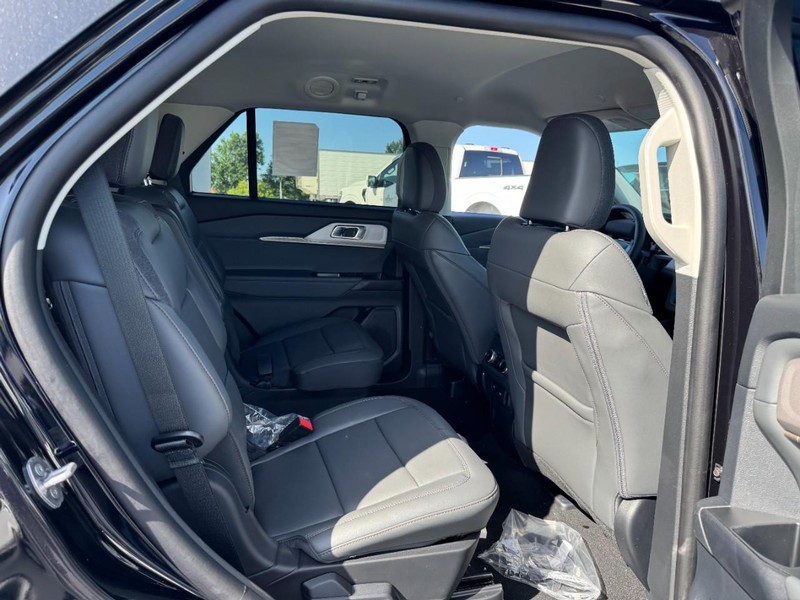 Ford Explorer Vehicle Image 07