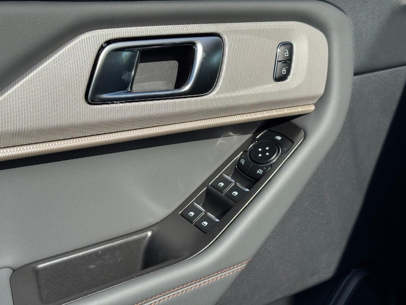 Ford Explorer Vehicle Image 12