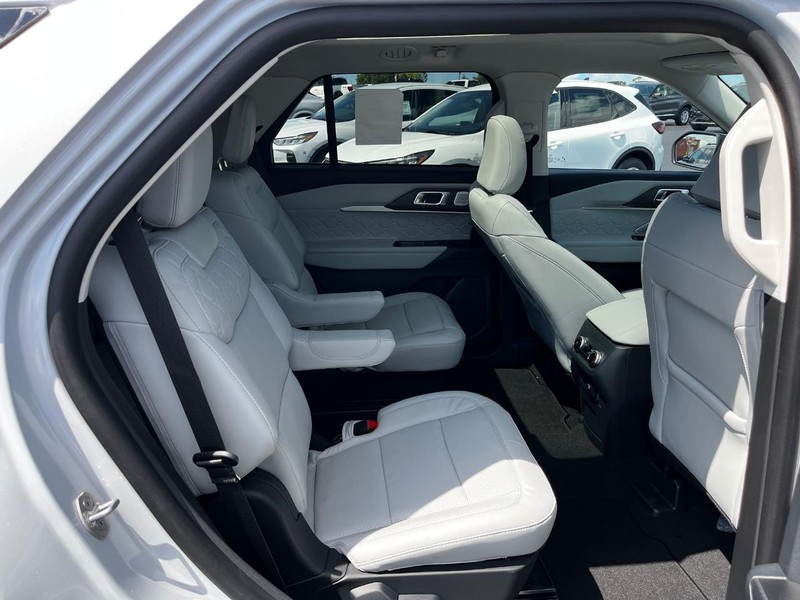 Ford Explorer Vehicle Image 04