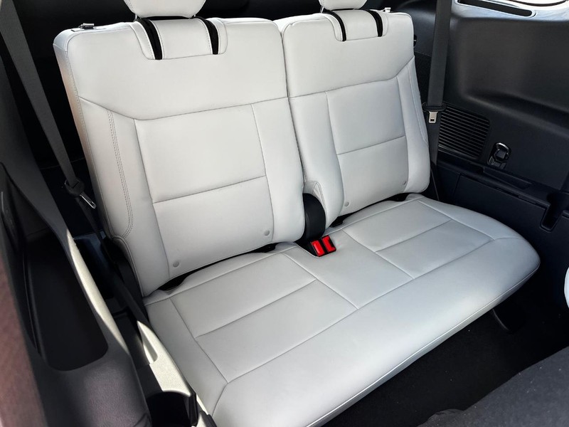 Ford Explorer Vehicle Image 05