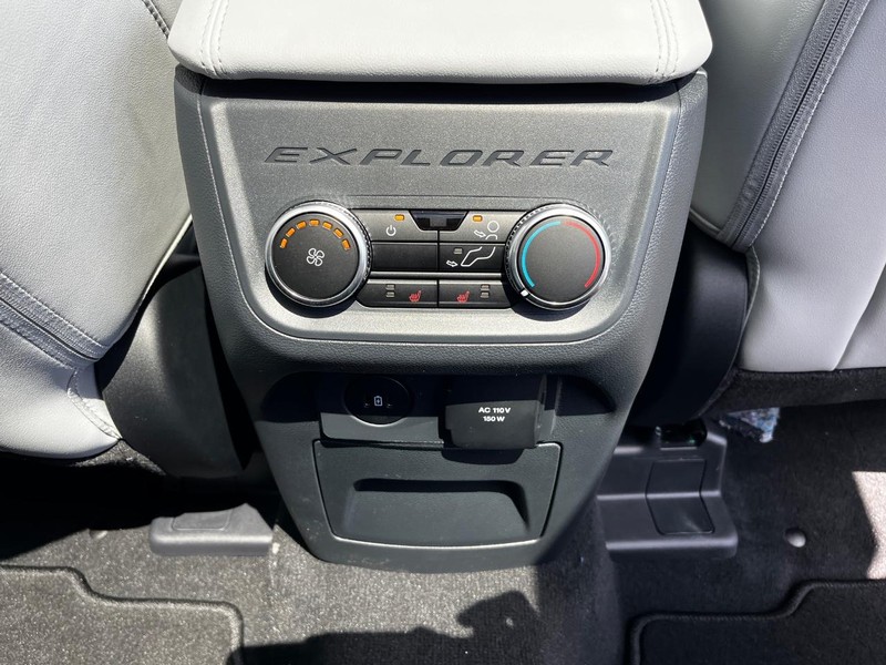 Ford Explorer Vehicle Image 06