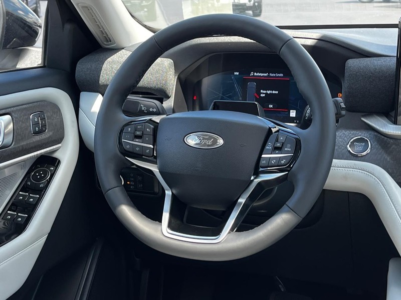 Ford Explorer Vehicle Image 09