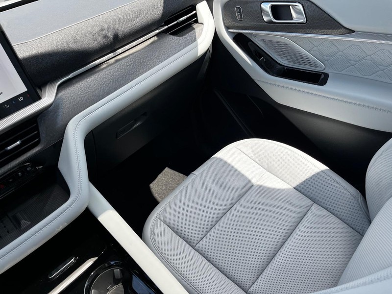 Ford Explorer Vehicle Image 10