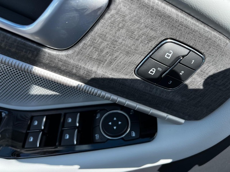 Ford Explorer Vehicle Image 11
