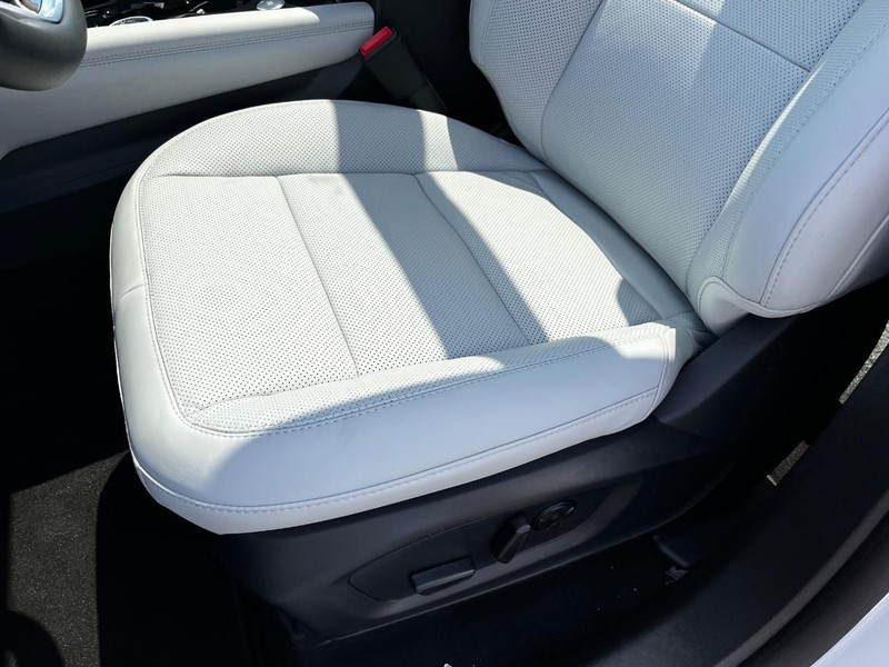 Ford Explorer Vehicle Image 12