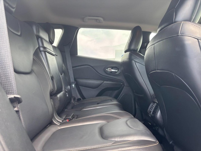 Jeep Cherokee Vehicle Image 10