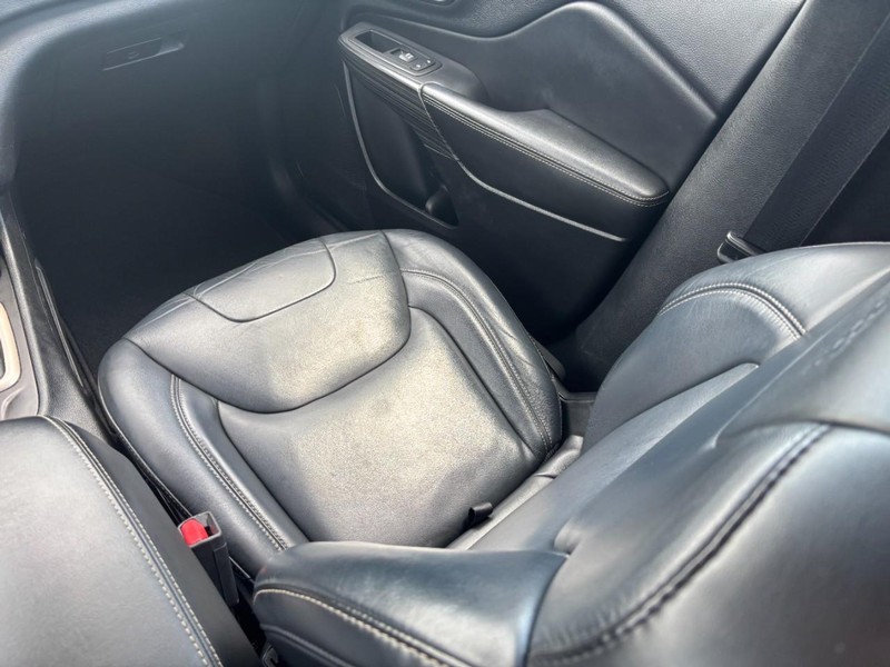 Jeep Cherokee Vehicle Image 15