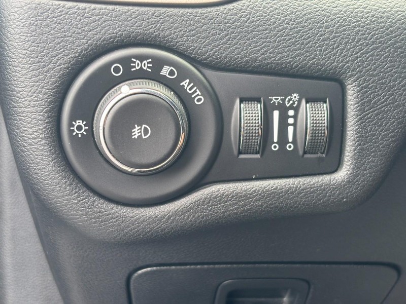 Jeep Cherokee Vehicle Image 16