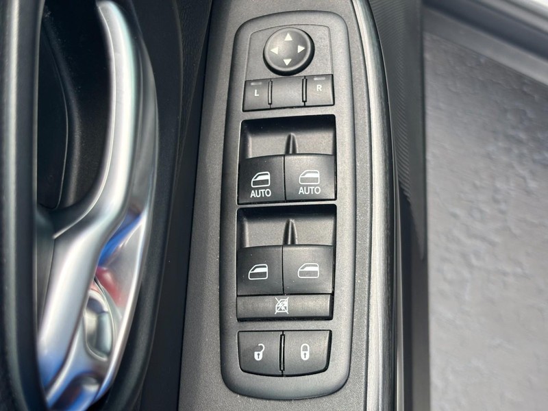 Jeep Cherokee Vehicle Image 23