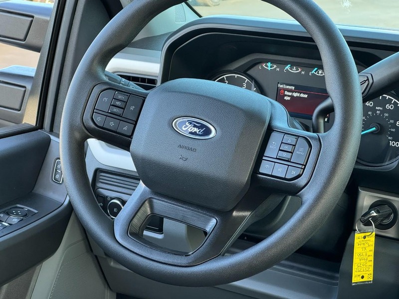 Ford Super Duty F-350 SRW Vehicle Image 08