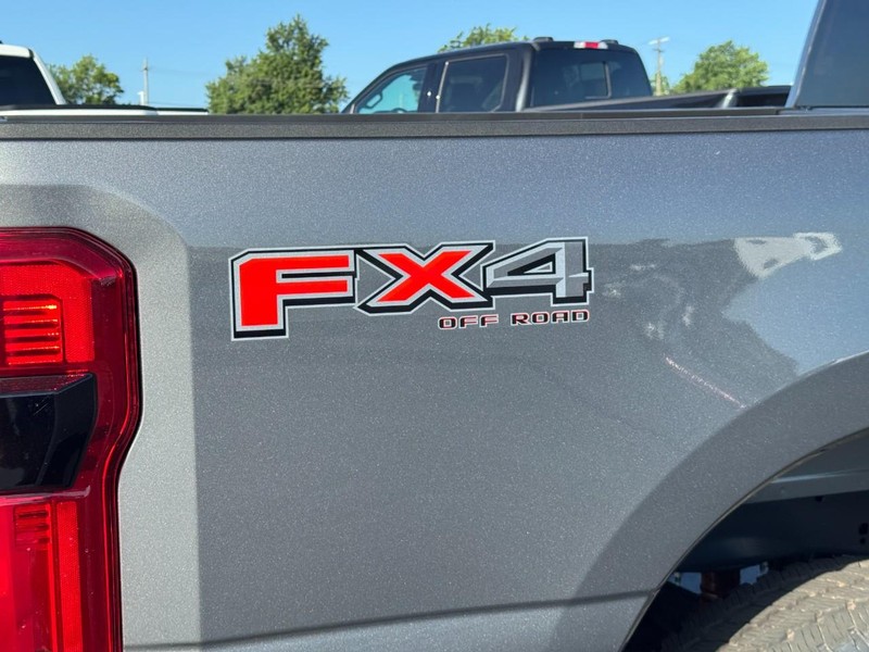 Ford Super Duty F-350 SRW Vehicle Image 04