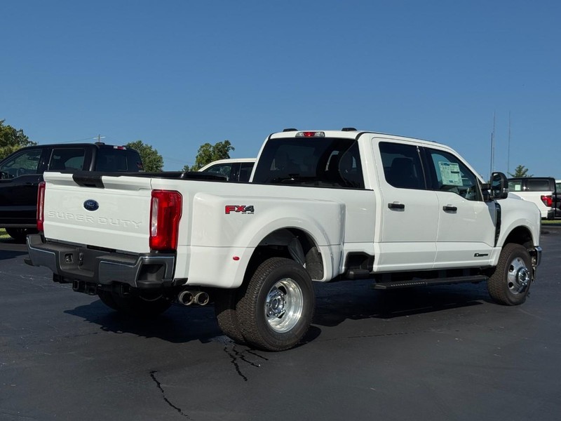 Ford Super Duty F-350 DRW Vehicle Image 03