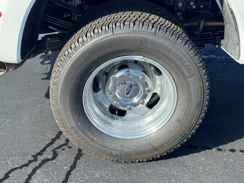 Ford Super Duty F-350 DRW Vehicle Image 05
