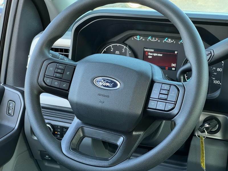 Ford Super Duty F-350 DRW Vehicle Image 08