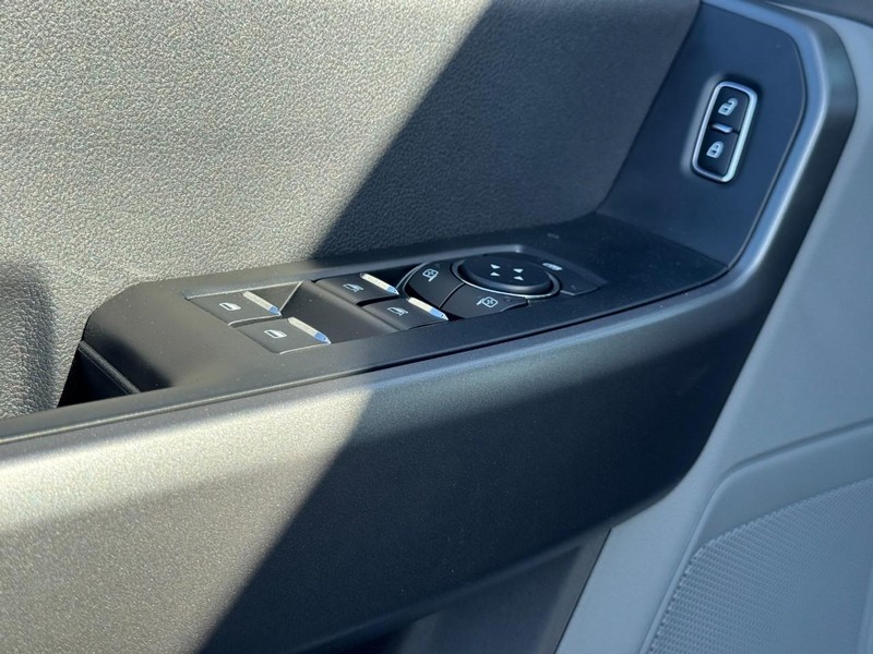 Ford Super Duty F-350 DRW Vehicle Image 13