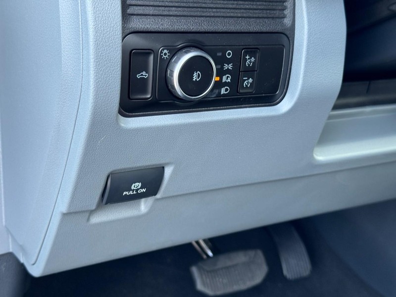 Ford Super Duty F-350 DRW Vehicle Image 14