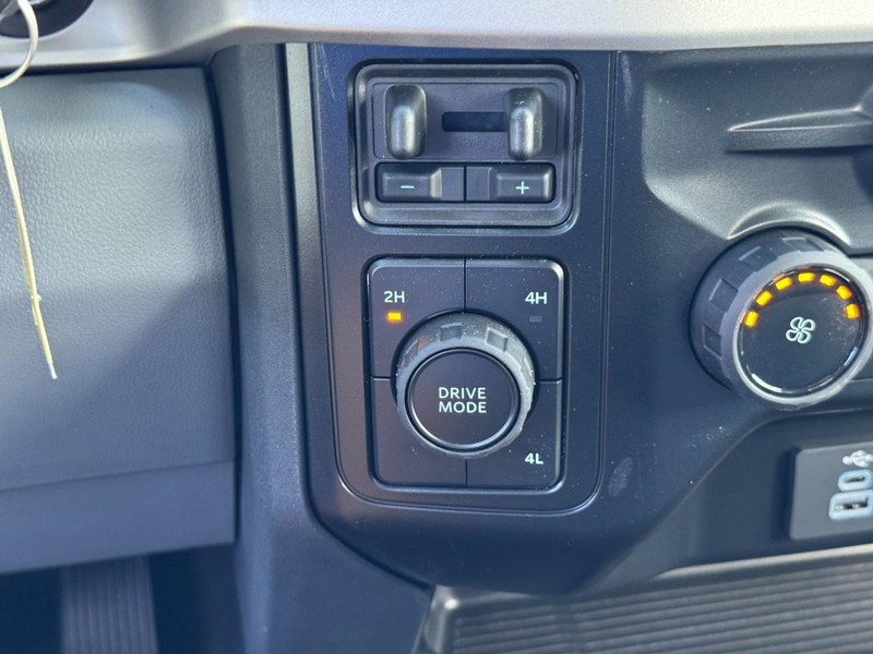 Ford Super Duty F-350 DRW Vehicle Image 17