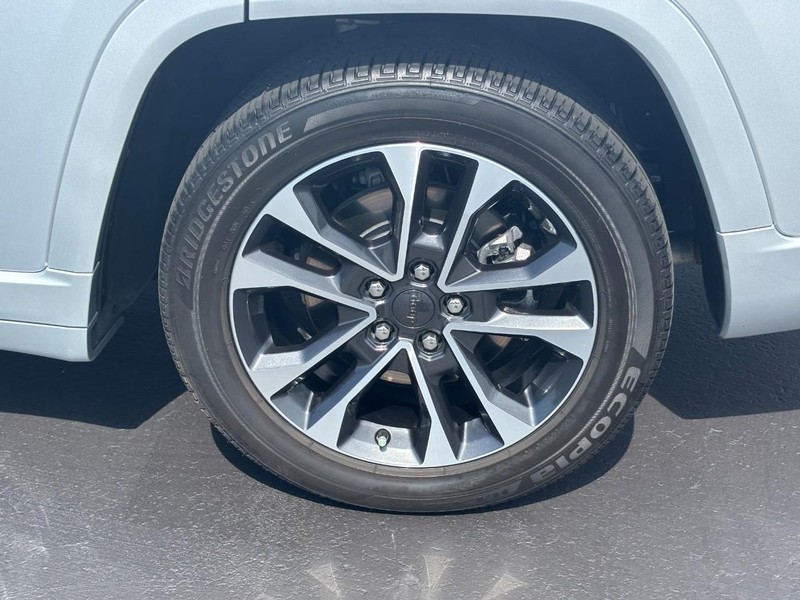 Jeep Grand Cherokee L Vehicle Image 07
